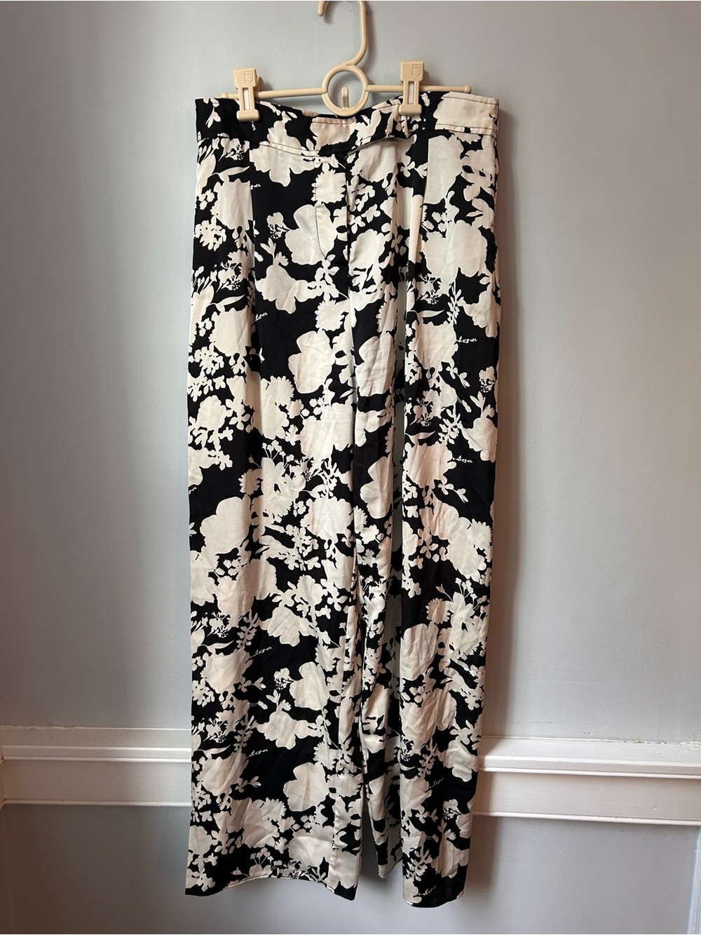 Lulu's Stunningly Chic Black and White Floral Wide-Leg Pants Size LG Flowy Boho